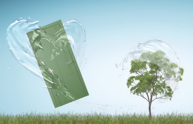 Una porta verde è spruzzata d'acqua, formando la forma di un cuore. Sullo sfondo Un albero è colpito da un piccolo getto d'acqua